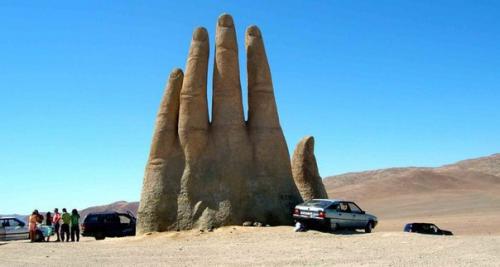 Гигантская рука в чилийской пустыне Атакама. 06