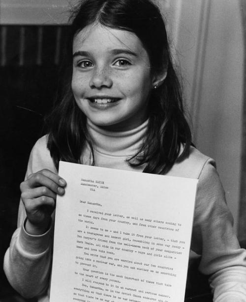 В конце 1982 года Саманта Рид Смит, ученица пятого класса из Манчестера, штат Мэн, написала письмо советскому лидеру Юрию Андропову. 01