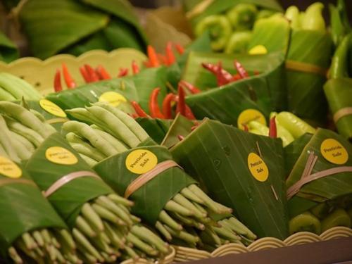 Эко упаковка.  В Азии вместо пластиковой упаковки стали использовать банановые листья. 04