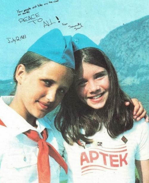 В конце 1982 года Саманта Рид Смит, ученица пятого класса из Манчестера, штат Мэн, написала письмо советскому лидеру Юрию Андропову. 06