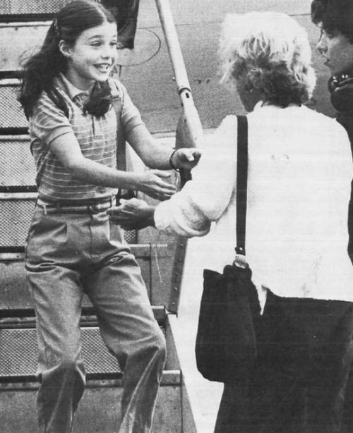 В конце 1982 года Саманта Рид Смит, ученица пятого класса из Манчестера, штат Мэн, написала письмо советскому лидеру Юрию Андропову. 09