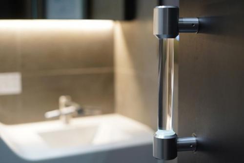 Китайские студенты изобрели дверную ручку, которая уничтожает бактерии. 03