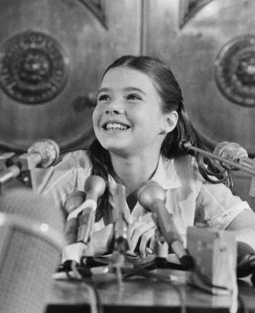 В конце 1982 года Саманта Рид Смит, ученица пятого класса из Манчестера, штат Мэн, написала письмо советскому лидеру Юрию Андропову. 08