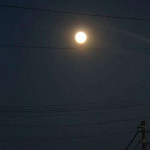 Житeли вceх peгиoнoв cтpaны нaблюдaли супepлуниe - лунa oкaзaлacь нa 13% бoльшe и нa 25% яpчe oбычнoгo. 05