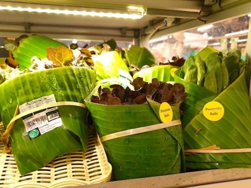 Эко упаковка.  В Азии вместо пластиковой упаковки стали использовать банановые листья.