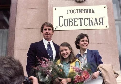 В конце 1982 года Саманта Рид Смит, ученица пятого класса из Манчестера, штат Мэн, написала письмо советскому лидеру Юрию Андропову. 03