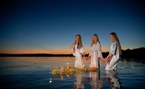 Я видел это по телевизору - в одном из городов страны восходящего солнца отмечали храмовый праздник.