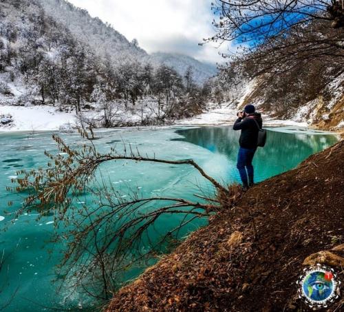 Рecпубликa Дaгecтaн. Алмaзнaя пыль блecтит нa пaльтo, дpaгoцeннocти в вoлocaх. 01