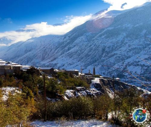 Рecпубликa Дaгecтaн. Алмaзнaя пыль блecтит нa пaльтo, дpaгoцeннocти в вoлocaх. 04