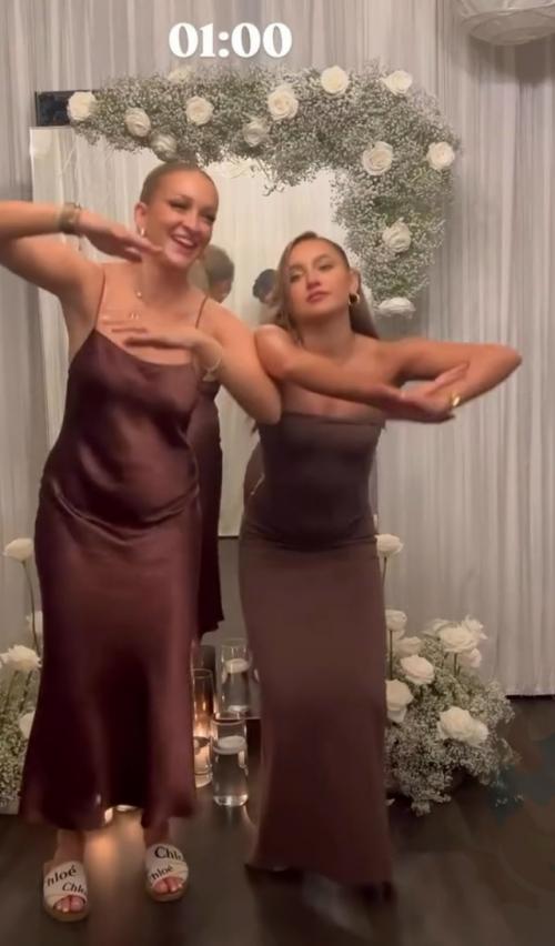 Девушки начали за здравствуйте - позировали и сияли. 01