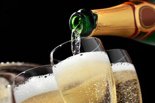 Шампанское в бокале из-за грязи пенится.