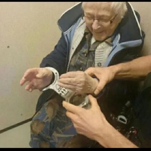 Полиция Нидерландов арестовала 99-летнюю бабулю, потому что это была одна из ее несбывшихся мечт.