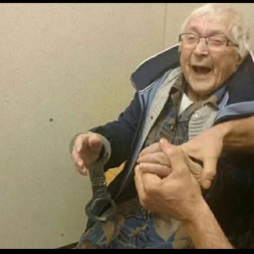 Полиция Нидерландов арестовала 99-летнюю бабулю, потому что это была одна из ее несбывшихся мечт. 01