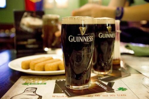 В пиве Гиннесс хорошо видно, как пузырьки спускаются по стенкам бокала вниз вместо того, чтобы подниматься вверх. 01