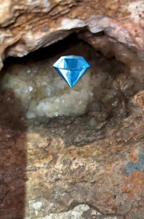 Девушка в какую-то дыру залезла. 01