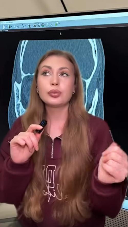 Девушка три года вела войну с загадочными корочками, старательно вычищая их пальцем, пока перегородка просто не исчезла. 01