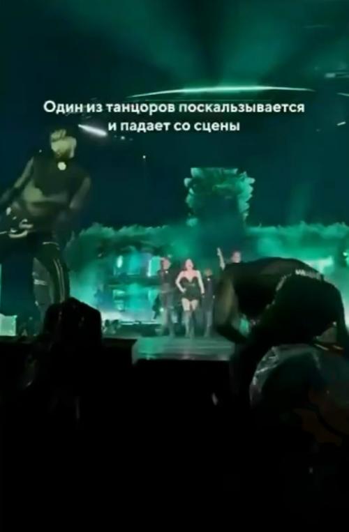 Леди гага остановила концерт, чтобы помочь танцору, который упал со сцены, и обнять его.

