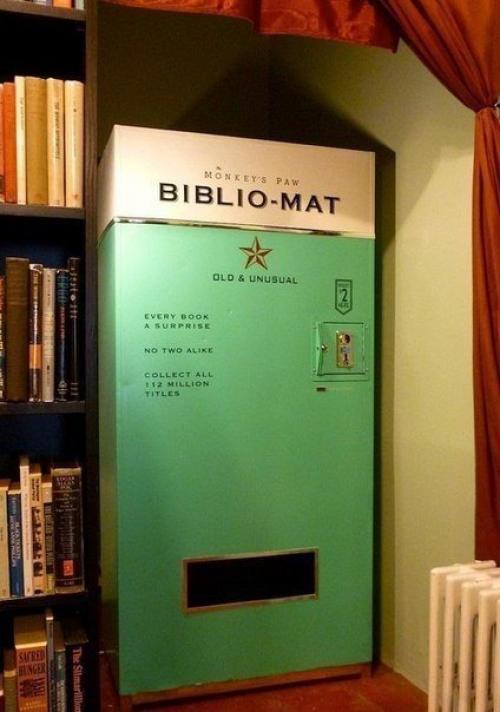 Этот торговый автомат случайную книгу за выдает 2$.