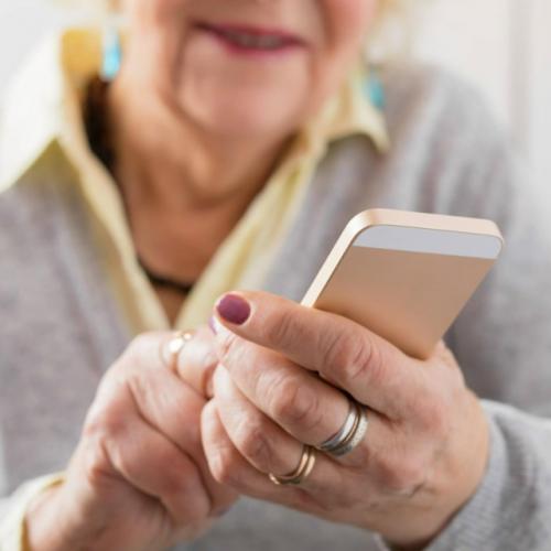 Когда пожилой человек не получает ответа на поздравление, его мозг воспринимает это как социальное отвержение. 01