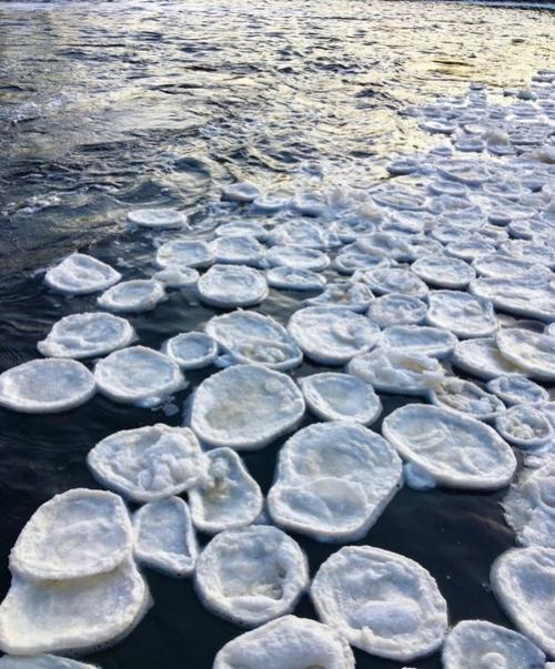 В горном парке рускеала (Карелия) лед в виде блинчиков. 02