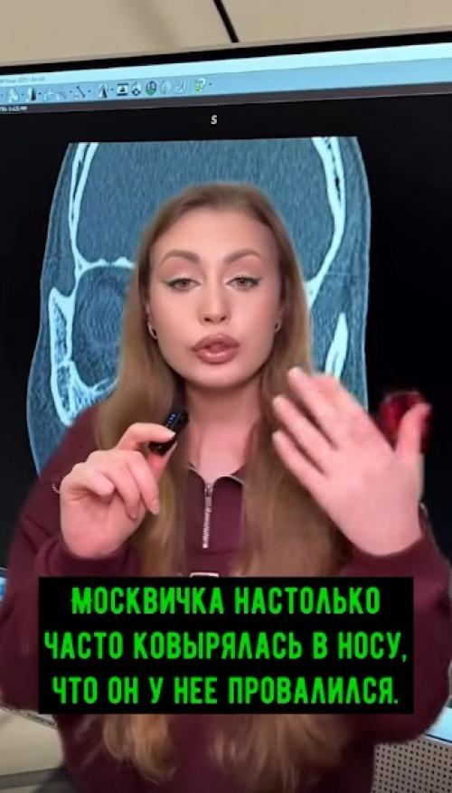 Девушка три года вела войну с загадочными корочками, старательно вычищая их пальцем, пока перегородка просто не исчезла. 

