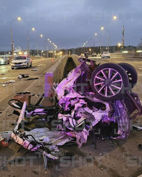 Пьяная москвичка устроила жёсткое ДТП на Мкад, пытаясь уйти от полиции, её автомобиль разорвало на две части.