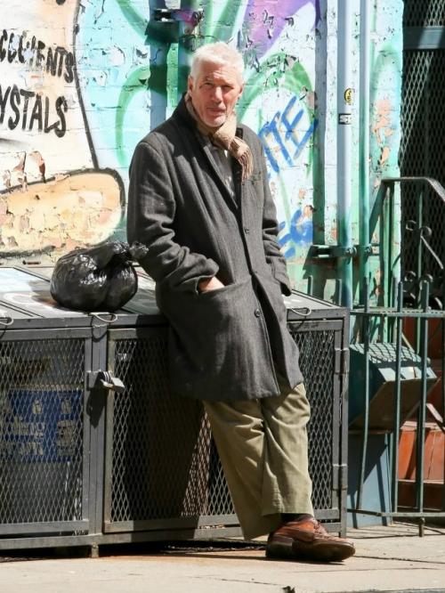 История, произошедшая на съемках фильма с Ричардом Гиром в главной роли, изменила его отношение к обездоленным. 

