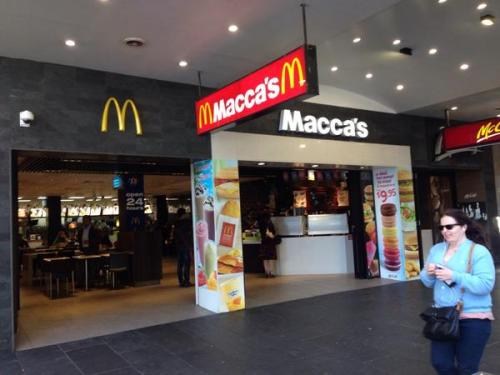 Macca's это реальное название макдональдса в Австралии. 04