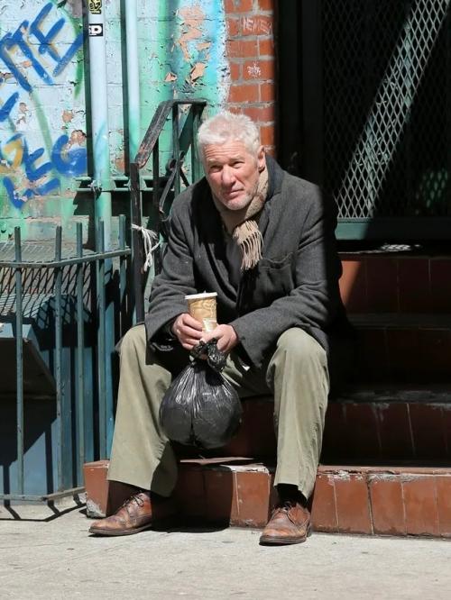 История, произошедшая на съемках фильма с Ричардом Гиром в главной роли, изменила его отношение к обездоленным. 01