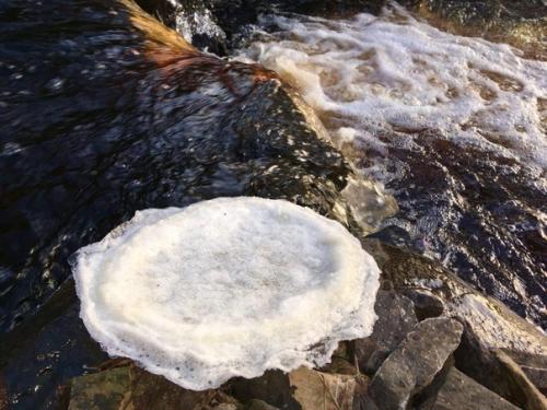 В горном парке рускеала (Карелия) лед в виде блинчиков. 04