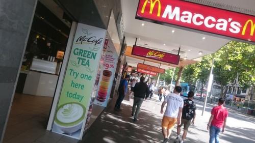 Macca's это реальное название макдональдса в Австралии. 02