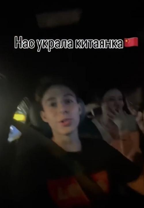 История о том, как обычный вечер в незнакомом городе может превратиться в начало безумного приключения, которое запомнится на всю жизнь. 

