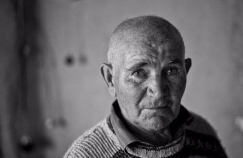 Один старый мужчина переехал жить к своему сыну, невестке и четырехлетнему внуку.  