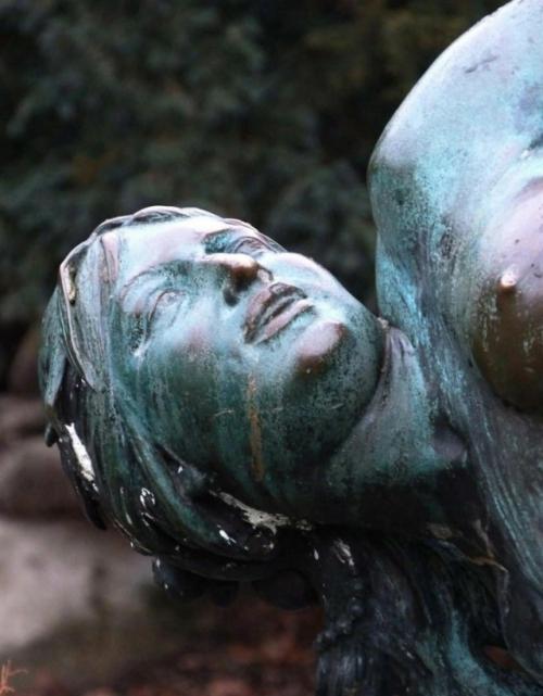 Скульптурная группа, созданная в 1896 году, расположена на краю искусственного пруда в Виктория - парке у подножия горы кройцберг. 01