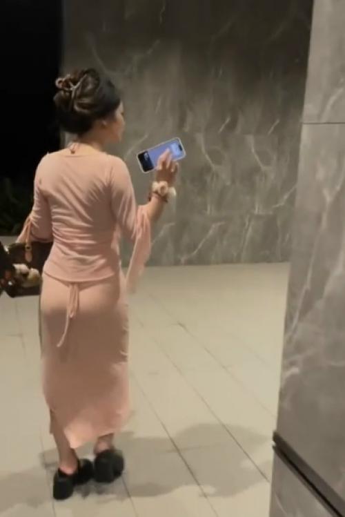 История о том, как обычный вечер в незнакомом городе может превратиться в начало безумного приключения, которое запомнится на всю жизнь. 01