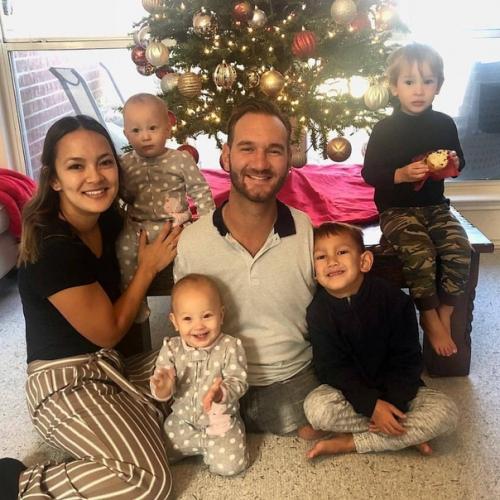 Ник вуйчич - человeк без рук и бeз ног, но абсoлютнo счaстливый с жeной и дeтьми!