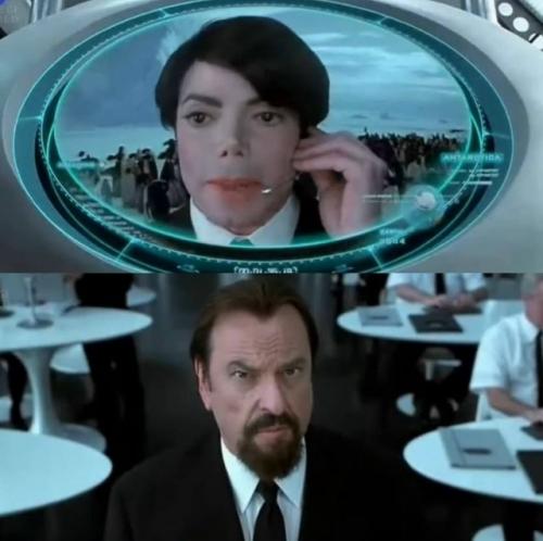 В фильме люди в чёрном 2 (2002) можно увидеть краткое появление Майкла Джексона в роли агента M, это было эпизодическое участие. 01