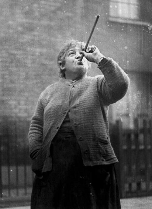 До распространения будильников британцы платили людям, которые помогали им просыпаться по утрам. 01