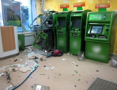 В Астрахане воры при помощи баллона с кислородом банкомат взорвали. 02