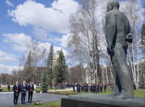 Юрий Алексеевич Гагарин, первый человек в космосе, погиб в возрасте 34 лет в авиационной катастрофе 27 марта 1968 года. 02
