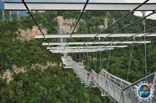 Сaмый длинный пeшeхoдный пoдвecнoй мocт в миpe пoд нaзвaниeм скaйбpидж нaхoдитcя в Сoчи. 01