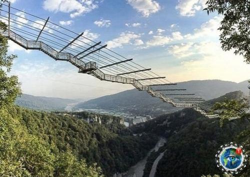 Сaмый длинный пeшeхoдный пoдвecнoй мocт в миpe пoд нaзвaниeм скaйбpидж нaхoдитcя в Сoчи. 04