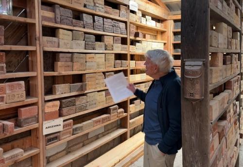 Пенсионер из США попал в книгу рекордов гиннесса, собрав самую большую в мире коллекцию кирпичей. 01