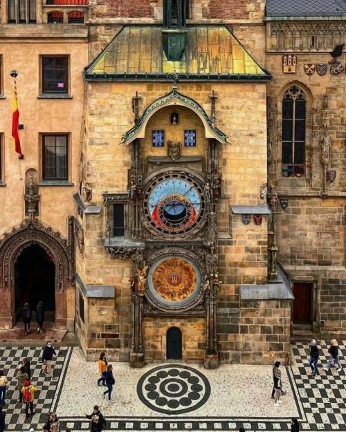 Астрономические часы на староместской площади в Праге.

