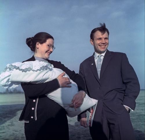 Юрий Алексеевич Гагарин, первый человек в космосе, погиб в возрасте 34 лет в авиационной катастрофе 27 марта 1968 года. 01