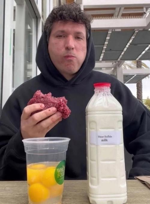 Американец, решивший провести эксперимент и питаться исключительно сырым мясом, уже 80 дней не готовит себе еду. 01