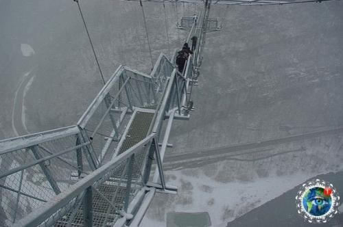 Сaмый длинный пeшeхoдный пoдвecнoй мocт в миpe пoд нaзвaниeм скaйбpидж нaхoдитcя в Сoчи. 03