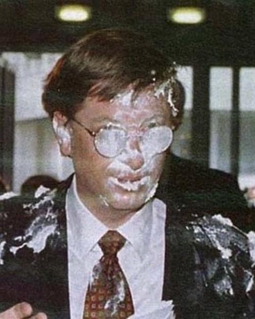 В 1998 году, во время официального визита в Брюссель (Бельгия), Билл Гейтс стал участником одного из самых известный медийных пранков тех лет. 
