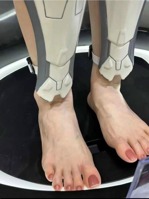 Роботы на всемирной выставке в Шанхае уже выглядят настолько реалистично, что их легко спутать с людьми. 03