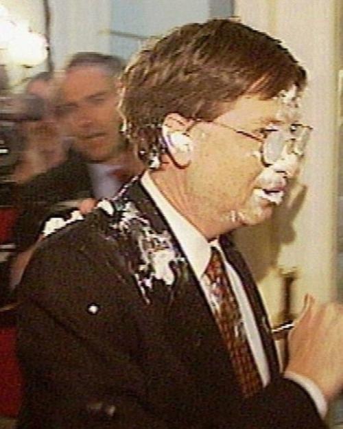 В 1998 году, во время официального визита в Брюссель (Бельгия), Билл Гейтс стал участником одного из самых известный медийных пранков тех лет. 01